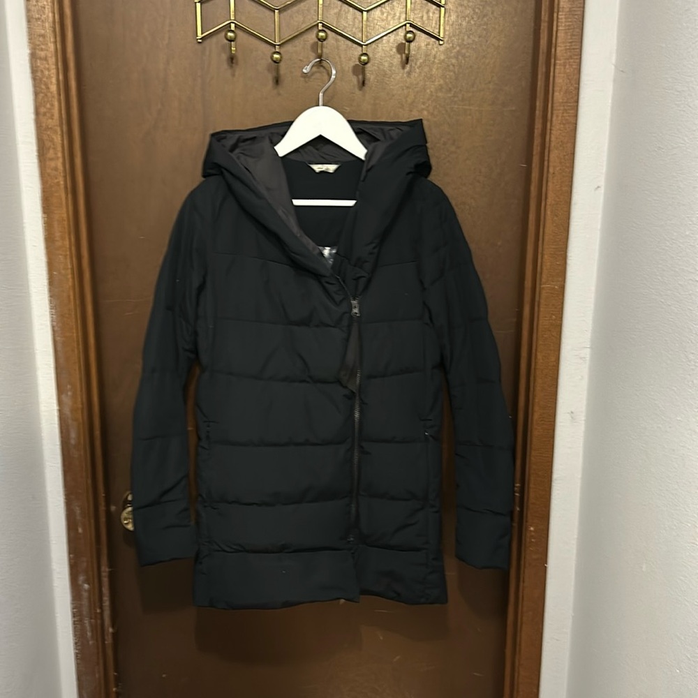 EUC lululemon puffer jacket size 4